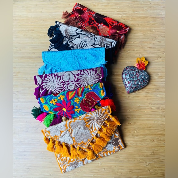 Embroidered clutch crossbody - Picture 3 of 4